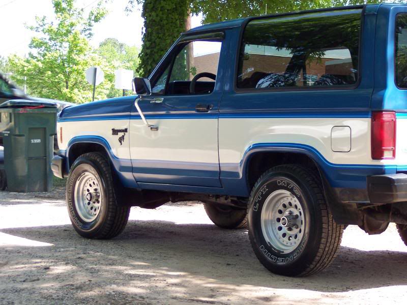 Ford Bronco 1983 - вид сбоку
