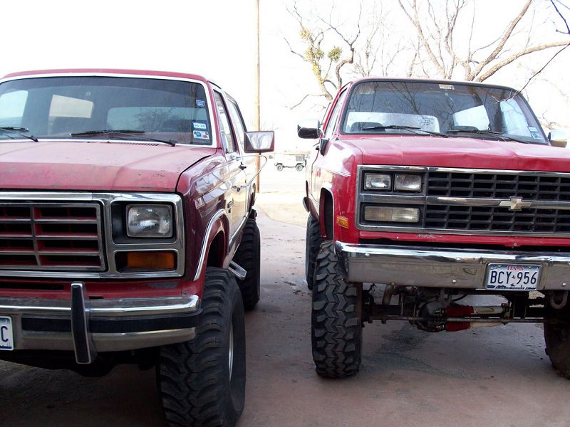 Ford Bronco 1982 - вид спереди