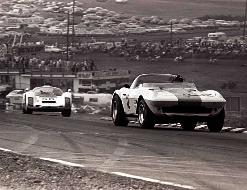 Corvette Grand Sport 1963 года на треке