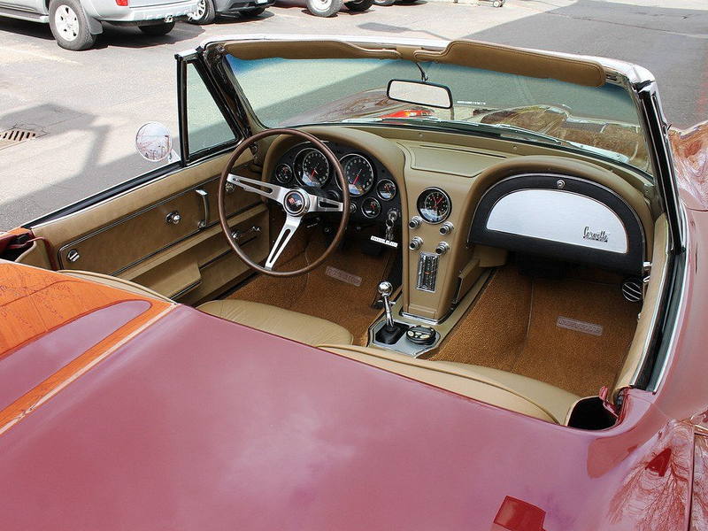 Chevrolet Corvette Sting Ray 1966 года салон