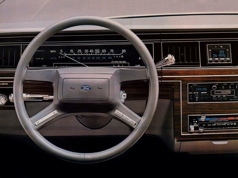 Форд LTD Country Squire 1983 - панель